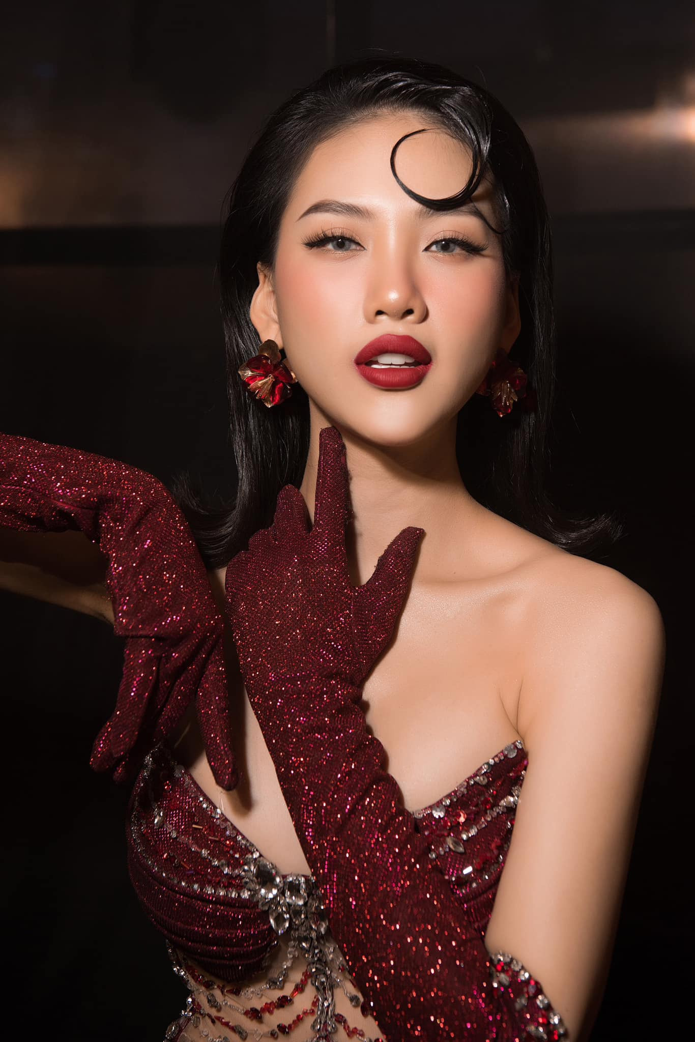 Bùi Quỳnh Hoa diện áo hai dây trắng điểm trang nhẹ nhàng