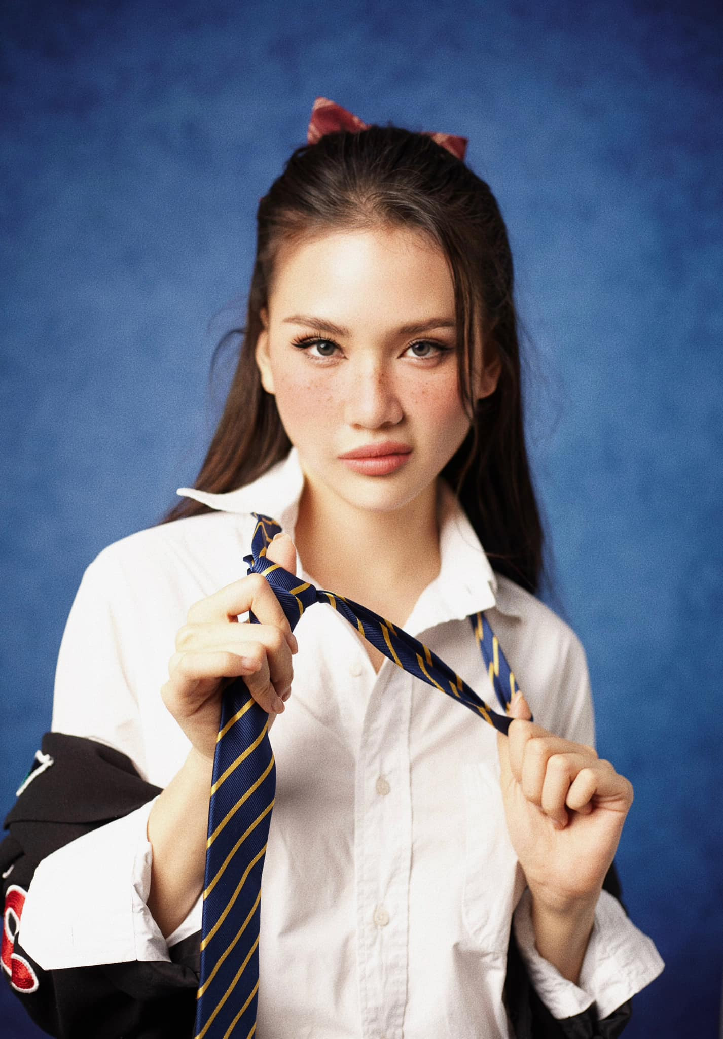 Bùi Quỳnh Hoa khoe dáng trong thiết kế ôm sát nền trắng