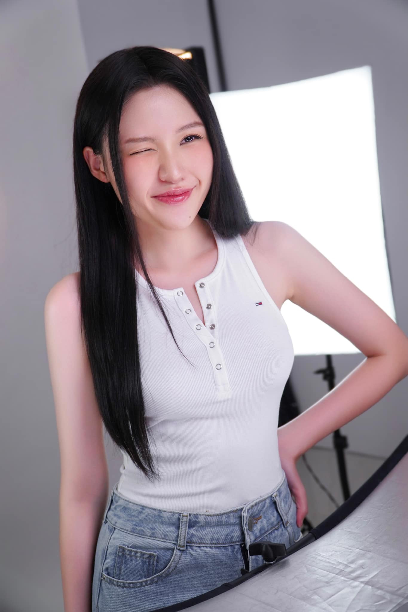 Huỳnh Uyển Ân trong bộ váy trắng nhẹ nhàng nhưng đầy cuốn hút