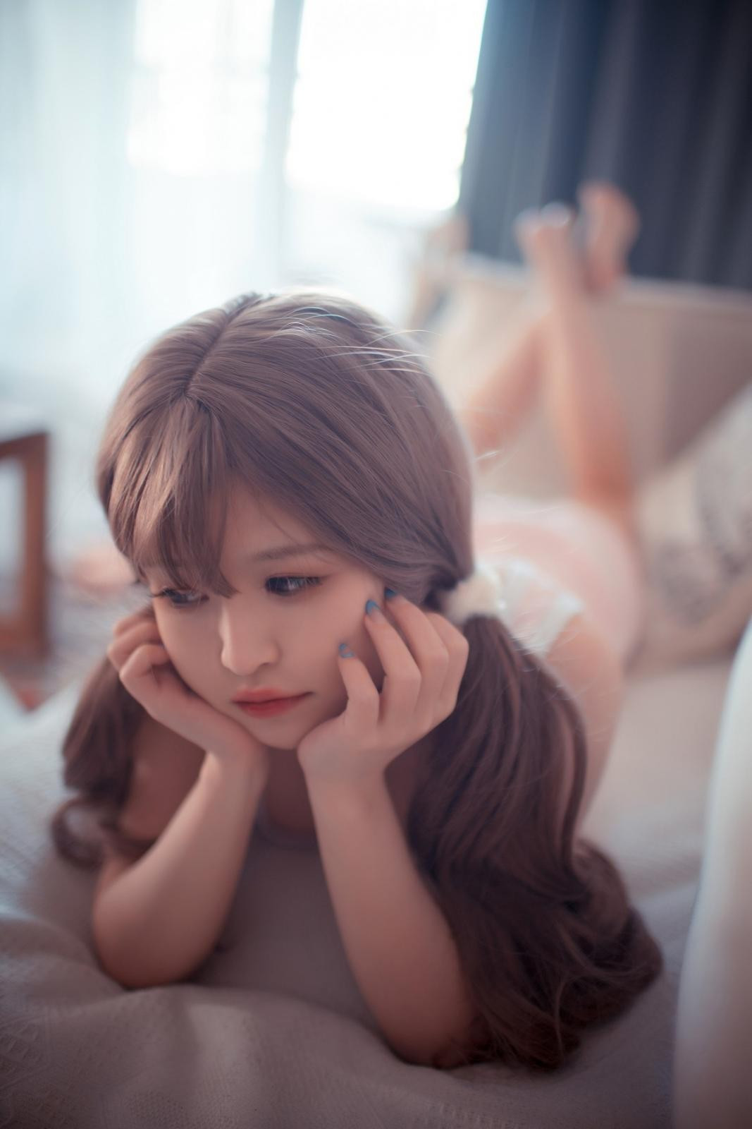 Lạc Mỹ – Em gái xinh đẹp khoe thân trong váy ngủ mỏng manh