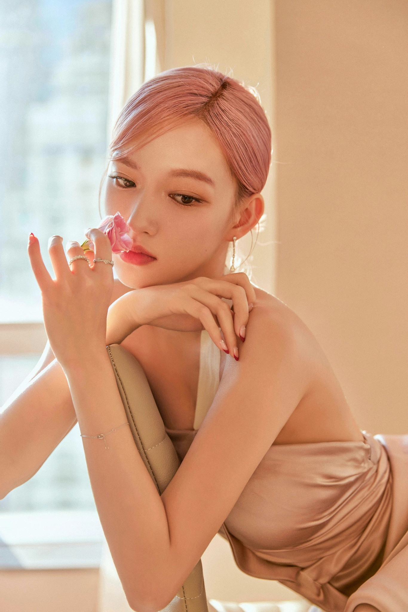 Trình Tiêu trong trang phục học đường mang phong cách thanh xuân hiện đại